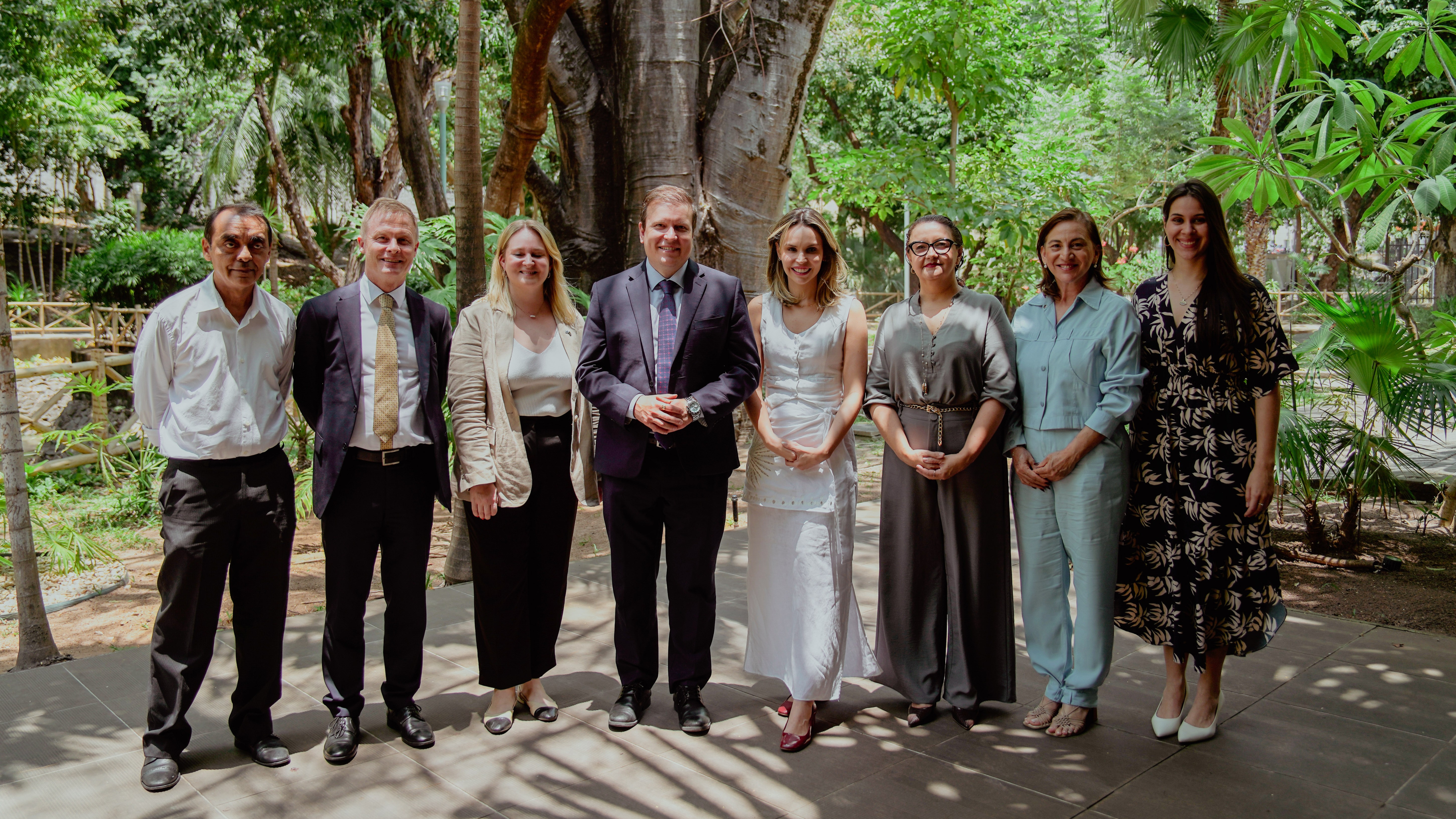 grupo de pessoas posa para a foto no bosque do Paço